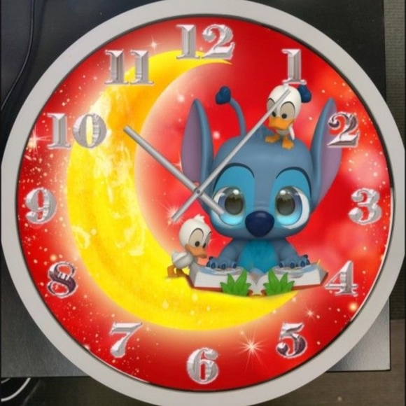 Lilo and stitch on the moon clock - Picture 3 of 3